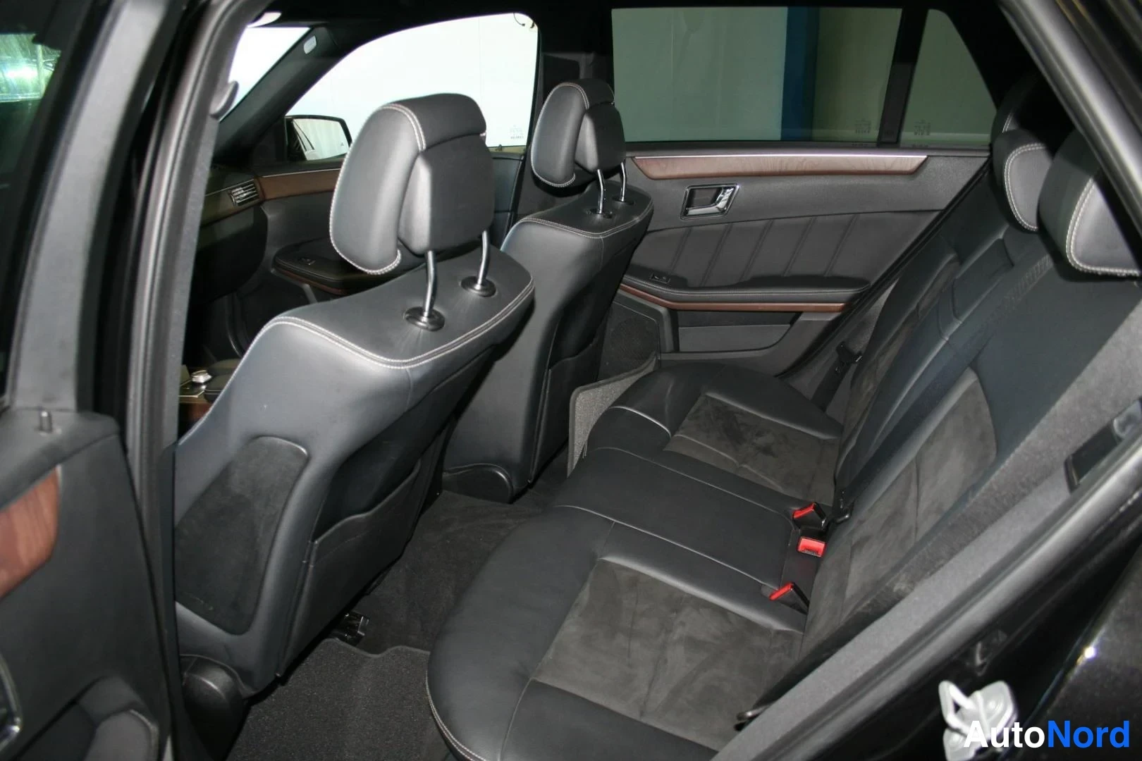 Musta Mercedes-Benz E 350 CDI 4MATIC 2011, takaistuimet, kuva 15