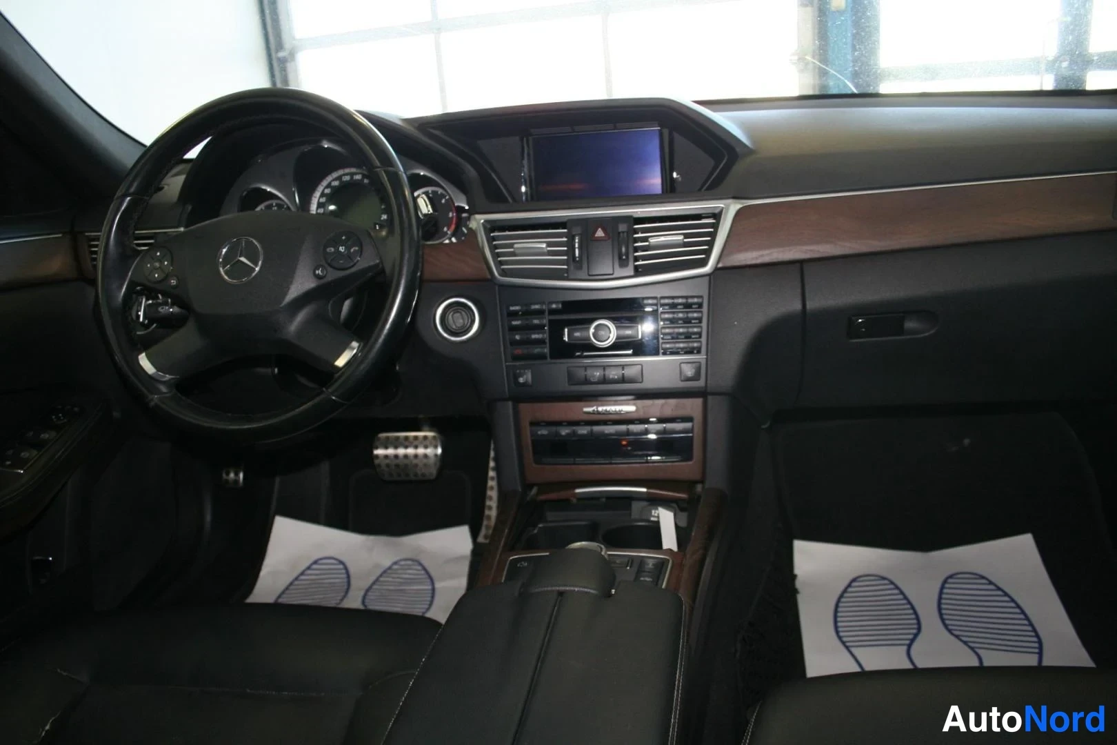 Musta Mercedes-Benz E 350 CDI 4MATIC 2011, ohjaamo, kuva 11