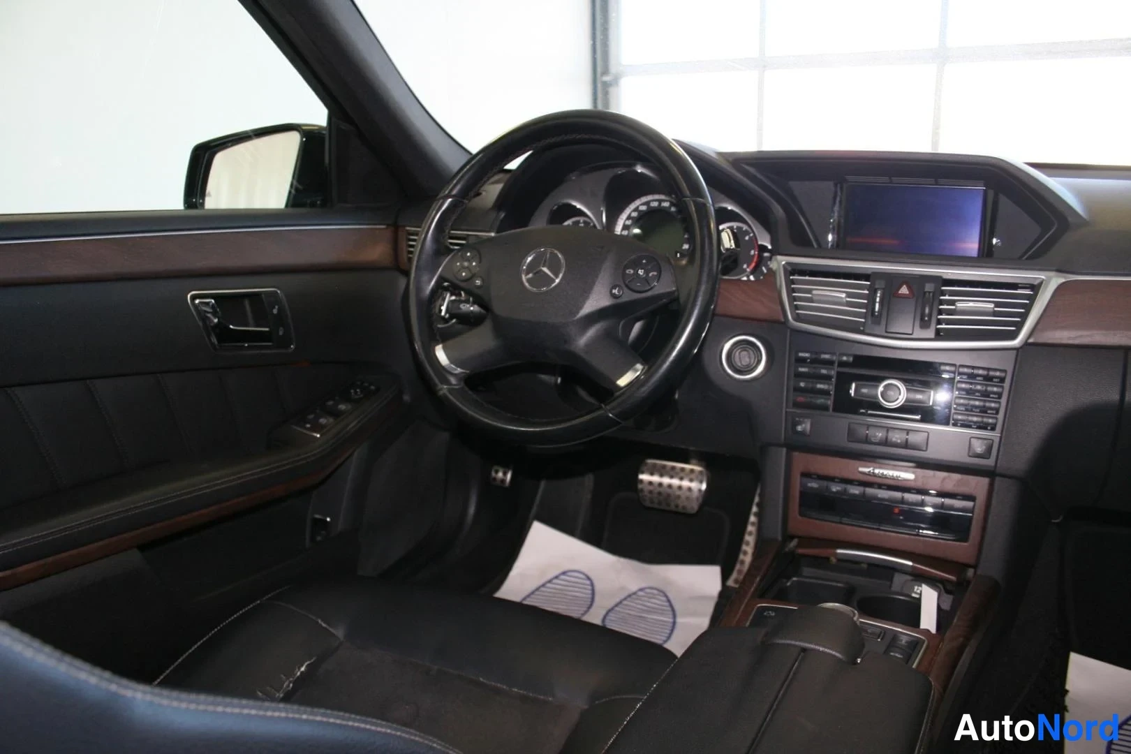 Musta Mercedes-Benz E 350 CDI 4MATIC 2011, ohjaamo, kuva 12