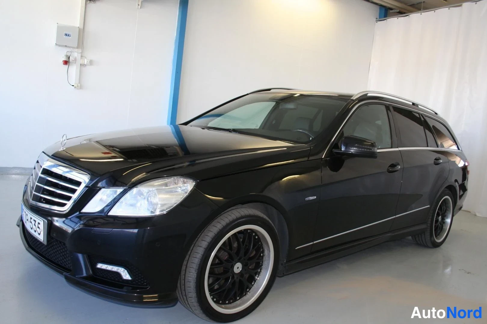 Musta Mercedes-Benz E 350 CDI 4MATIC 2011, etuviisto, keula vasemmalle, kuva 2