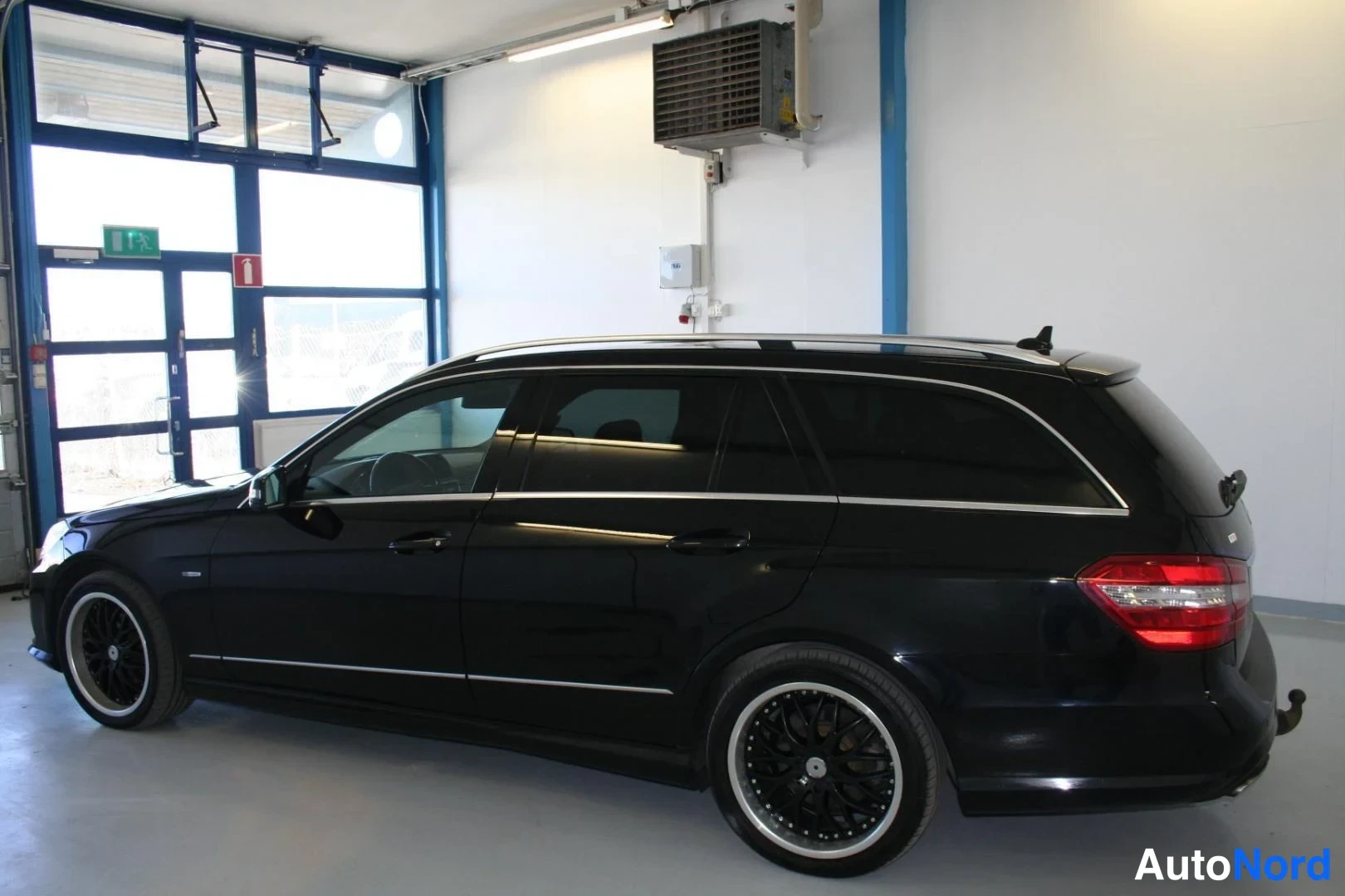 Musta Mercedes-Benz E 350 CDI 4MATIC 2011, etuviisto, keula vasemmalle, kuva 3