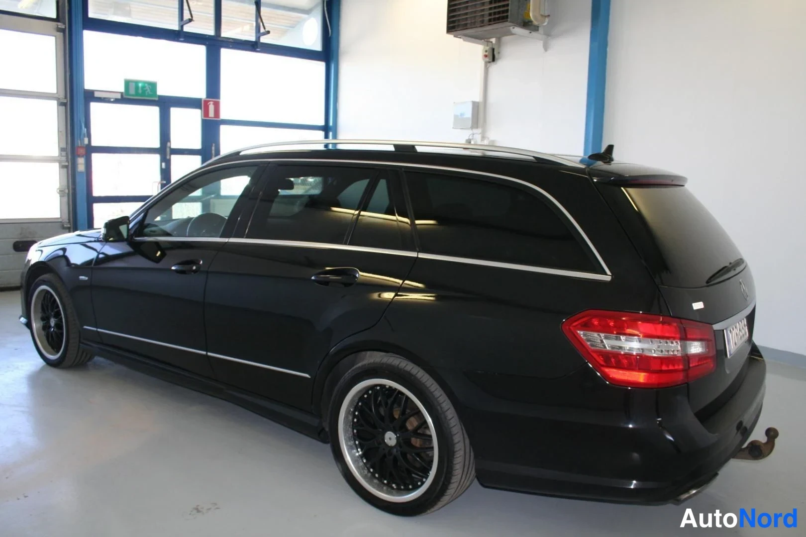 Musta Mercedes-Benz E 350 CDI 4MATIC 2011, takaviisto, kuva 6