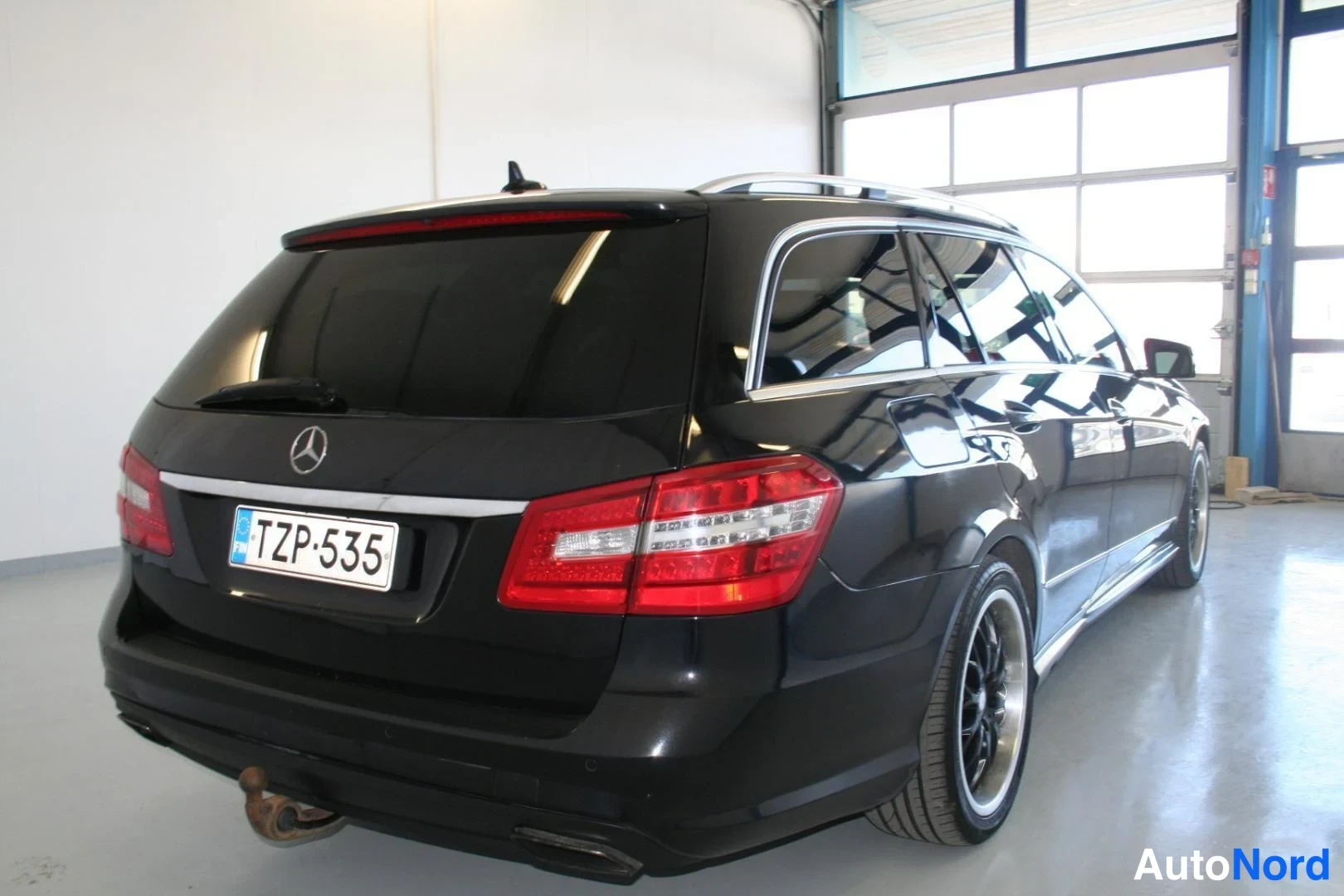 Musta Mercedes-Benz E 350 CDI 4MATIC 2011, takaviisto, kuva 7