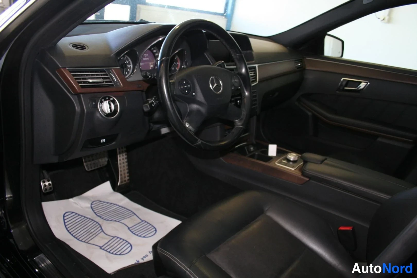 Musta Mercedes-Benz E 350 CDI 4MATIC 2011, ohjaamo, kuva 9