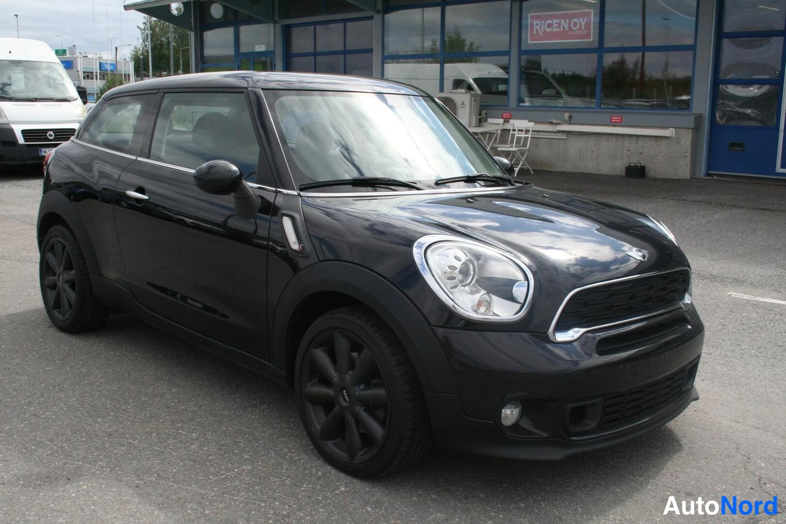 Musta Mini Paceman 2014, etuviisto, keula oikealle, kuva 2
