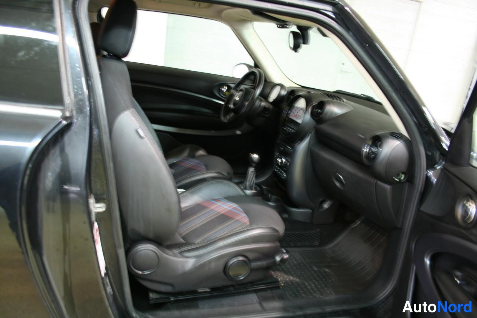 Musta Mini Paceman 2014, etuistuimet, kuva 13