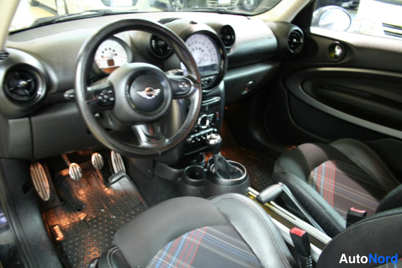 Musta Mini Paceman 2014, ohjaamo, kuva 9