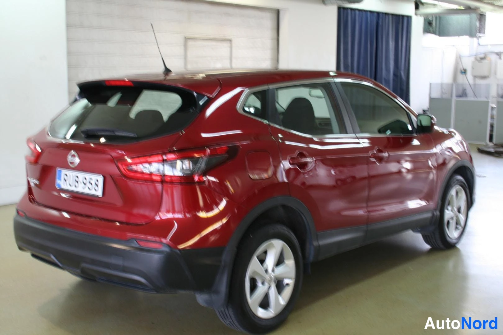 Röd Nissan Qashqai 2019, snett bakifrån, bild 2