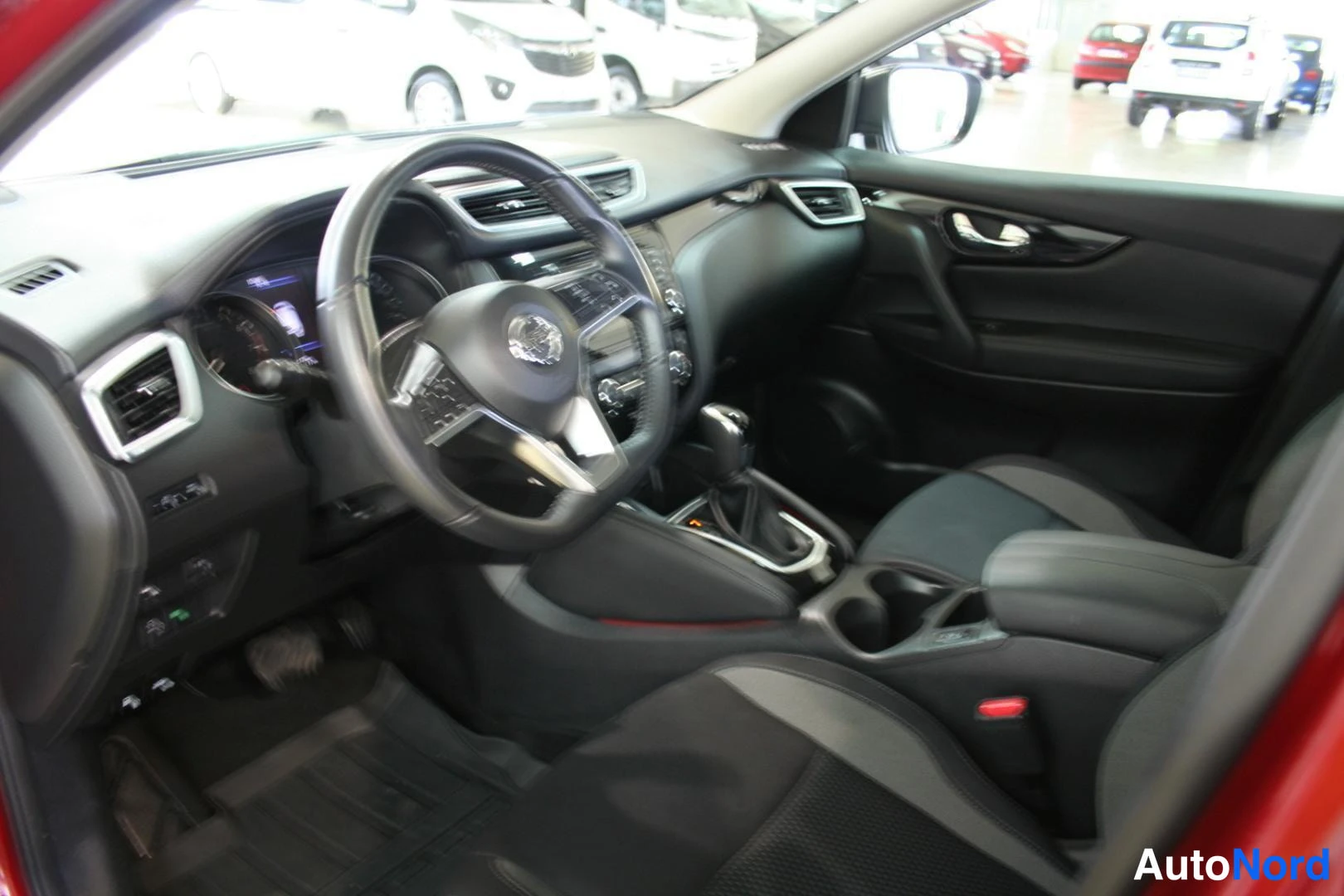 Röd Nissan Qashqai 2019, förarplats, bild 4
