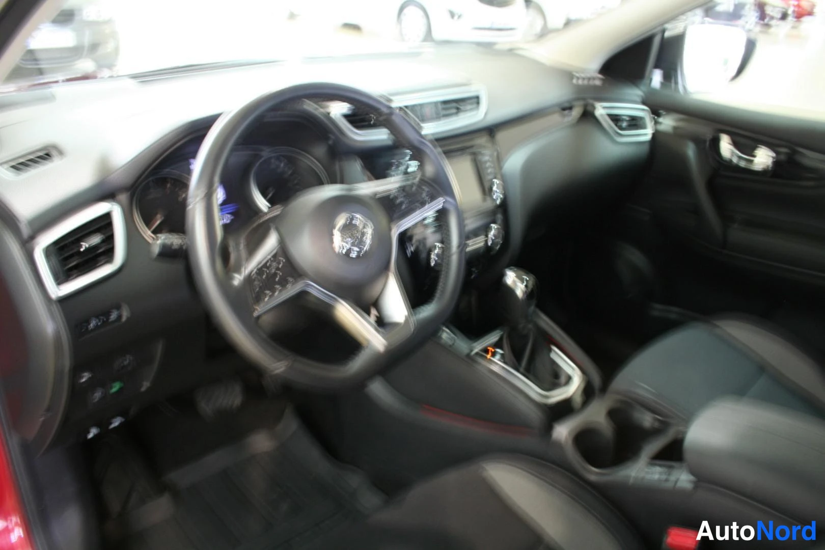 Röd Nissan Qashqai 2019, förarplats, bild 8