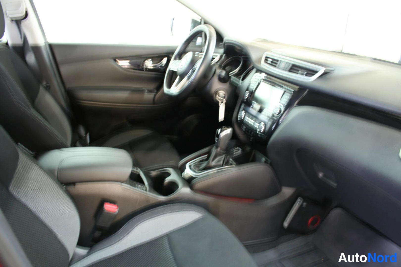 Röd Nissan Qashqai 2019, förarplats, bild 5