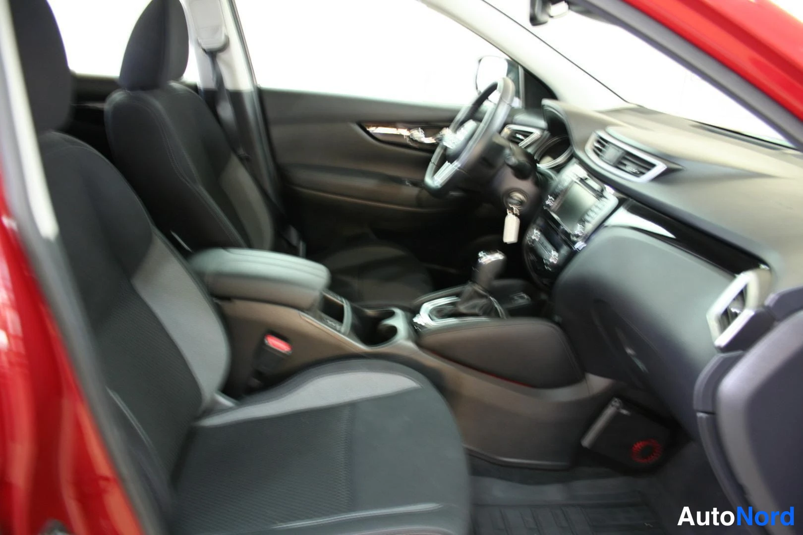 Röd Nissan Qashqai 2019, förarplats, bild 6