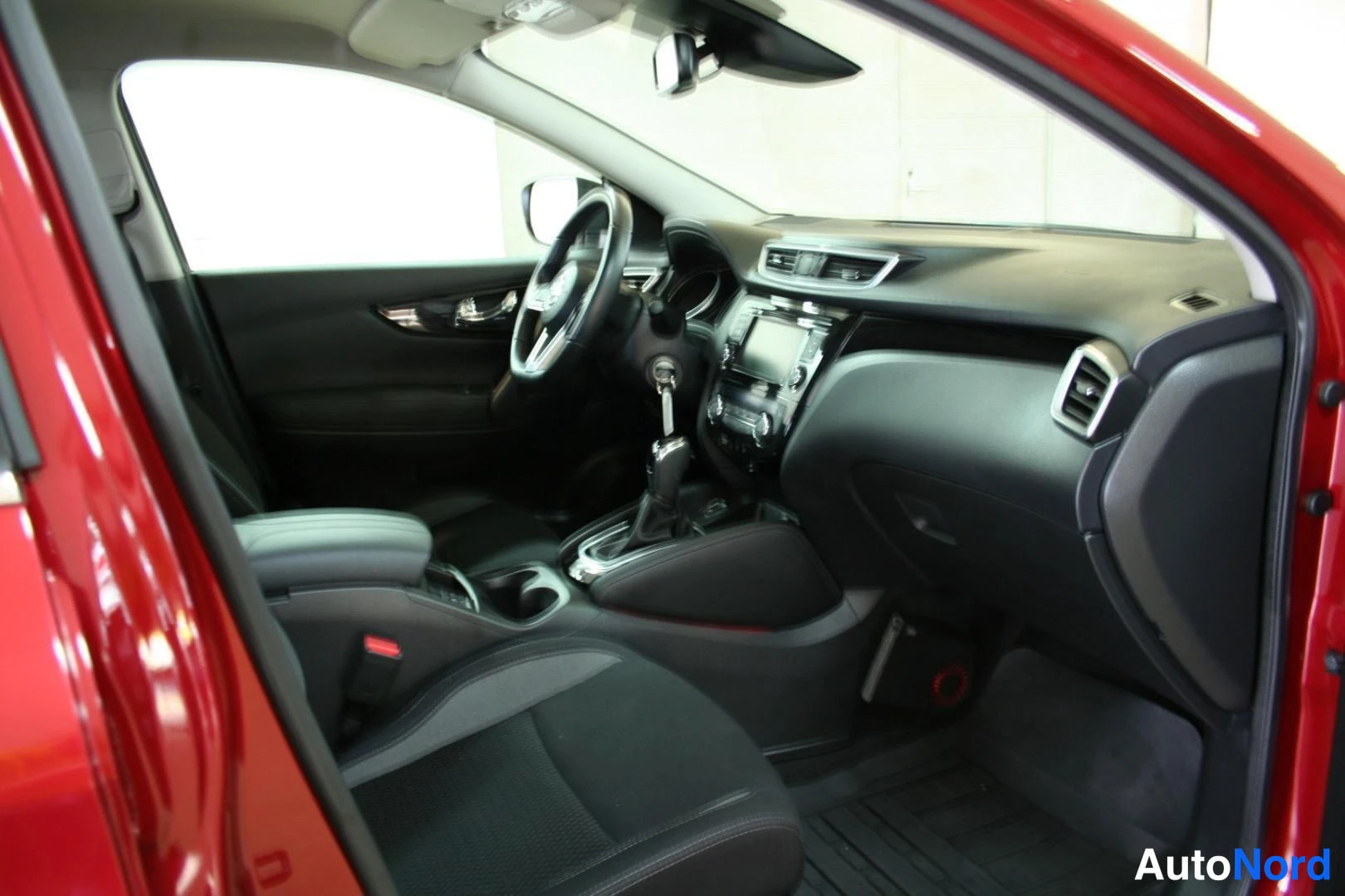 Röd Nissan Qashqai 2019, förarplats, bild 7