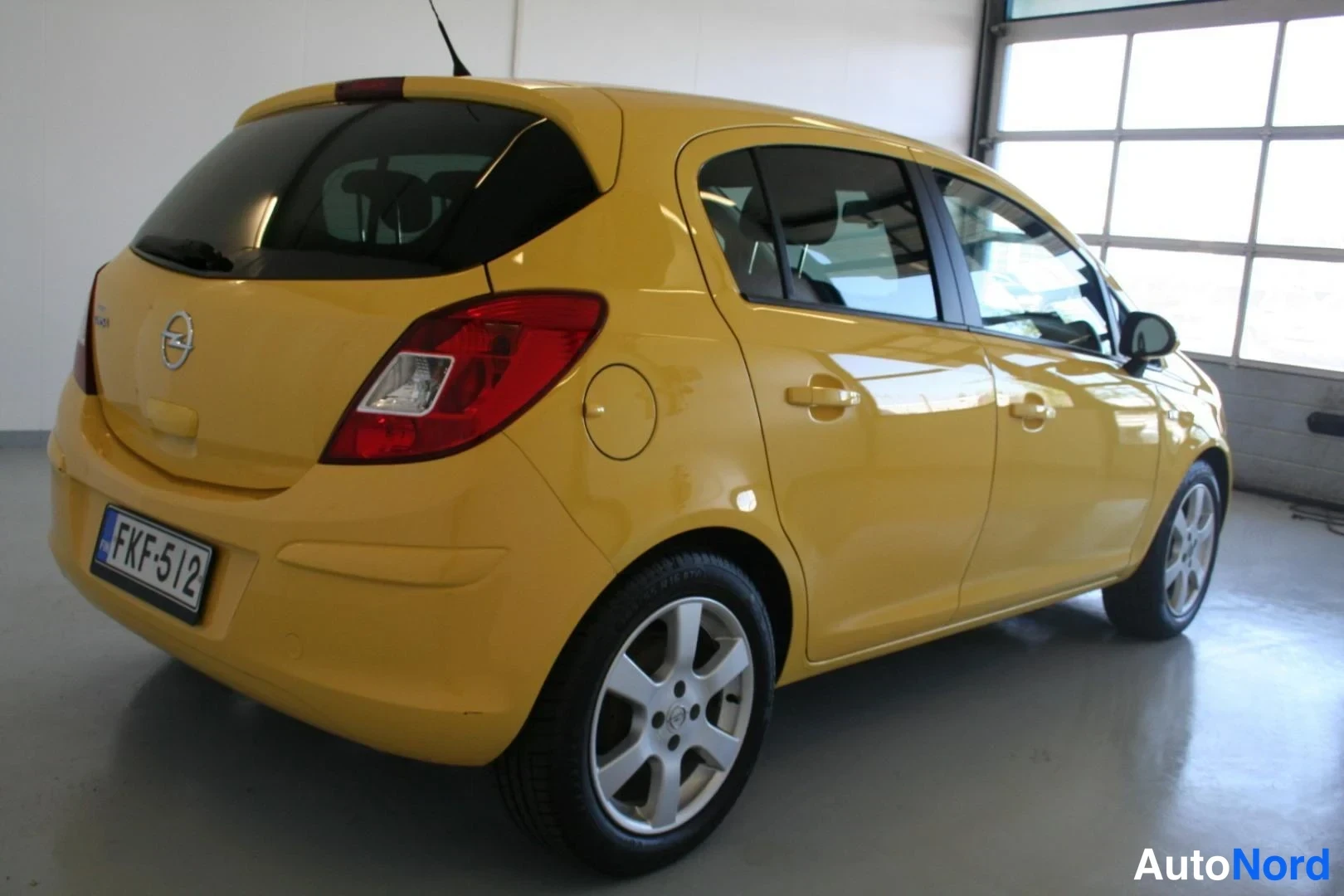 Gul Opel Corsa 2011, snett bakifrån, bild 5