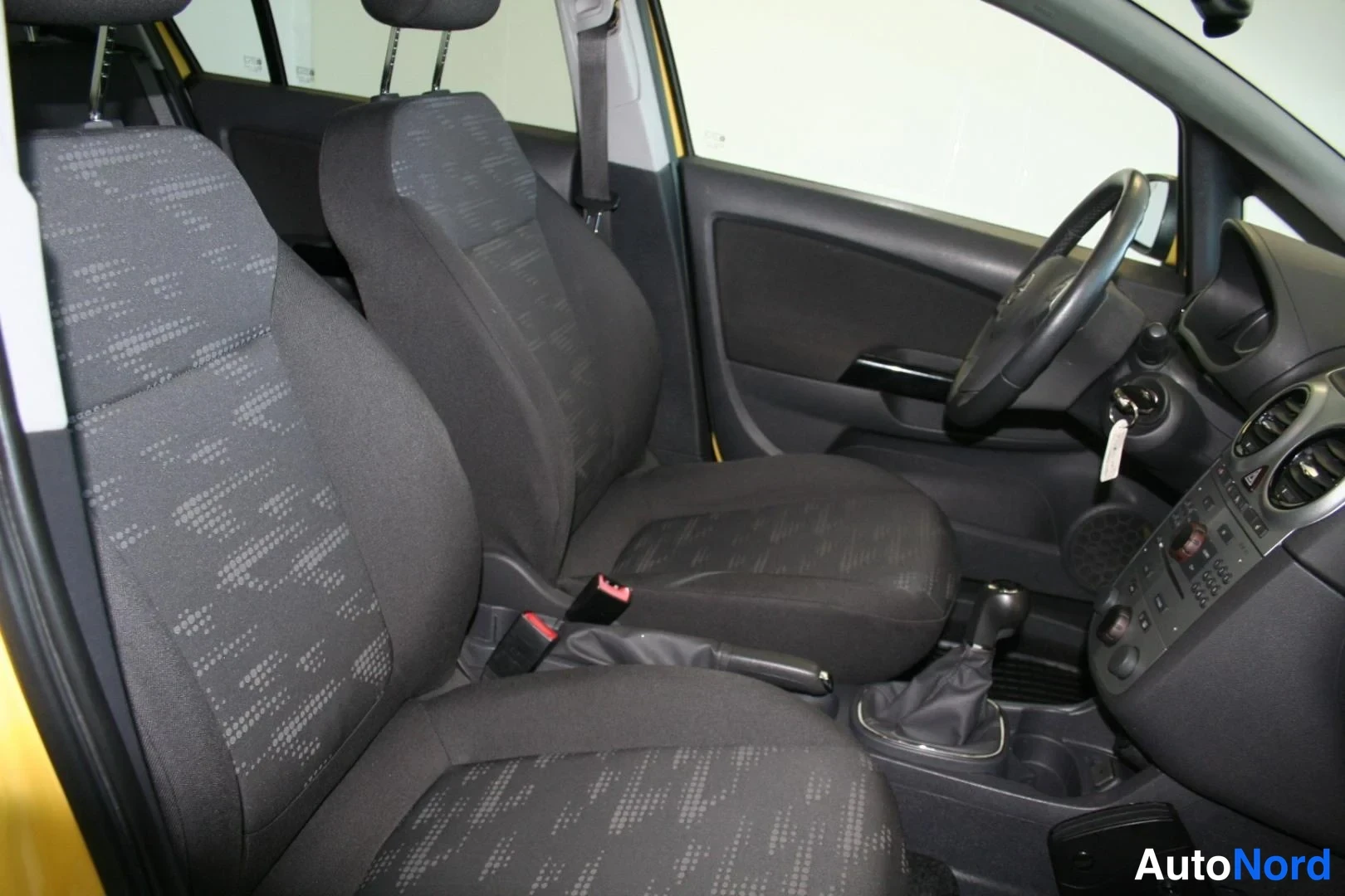 Gul Opel Corsa 2011, framsäten, bild 10