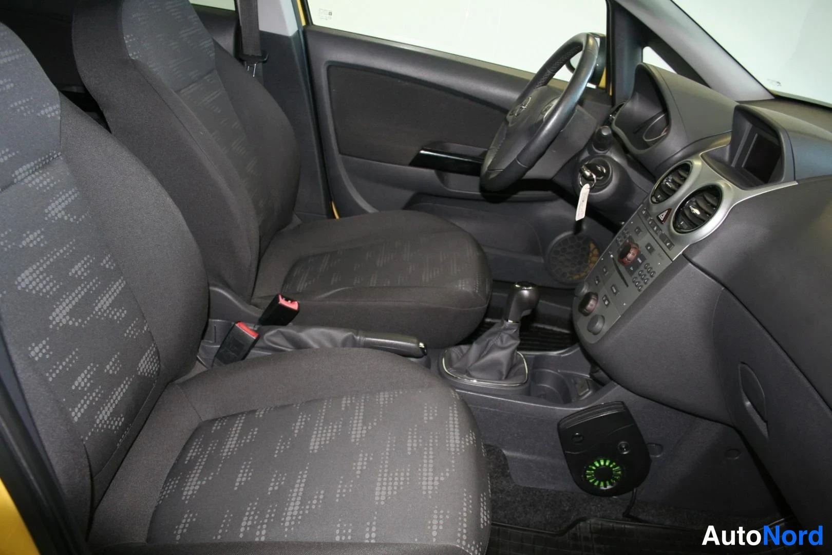 Gul Opel Corsa 2011, framsäten, bild 11