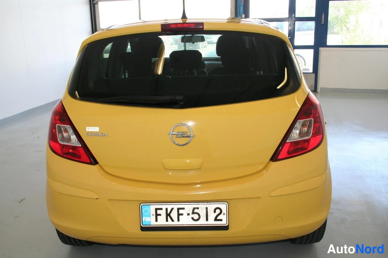 Gul Opel Corsa 2011, bakifrån, bild 6