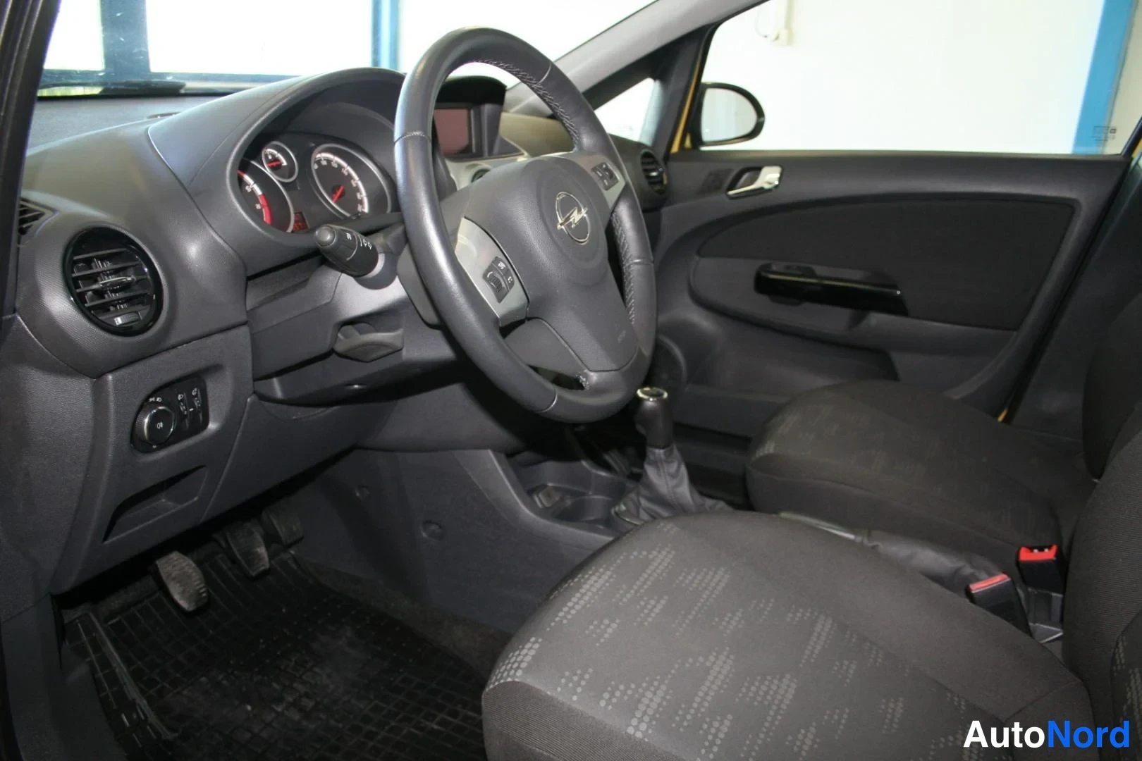 Gul Opel Corsa 2011, förarplats, bild 7