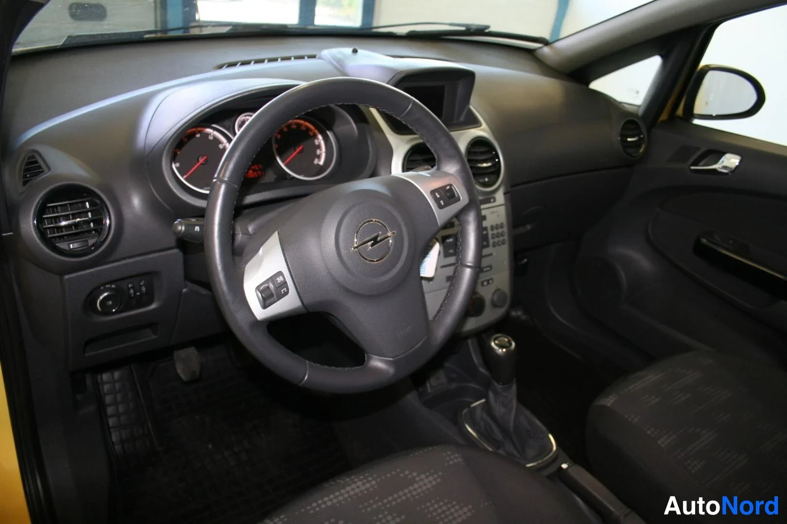 Gul Opel Corsa 2011, förarplats, bild 8