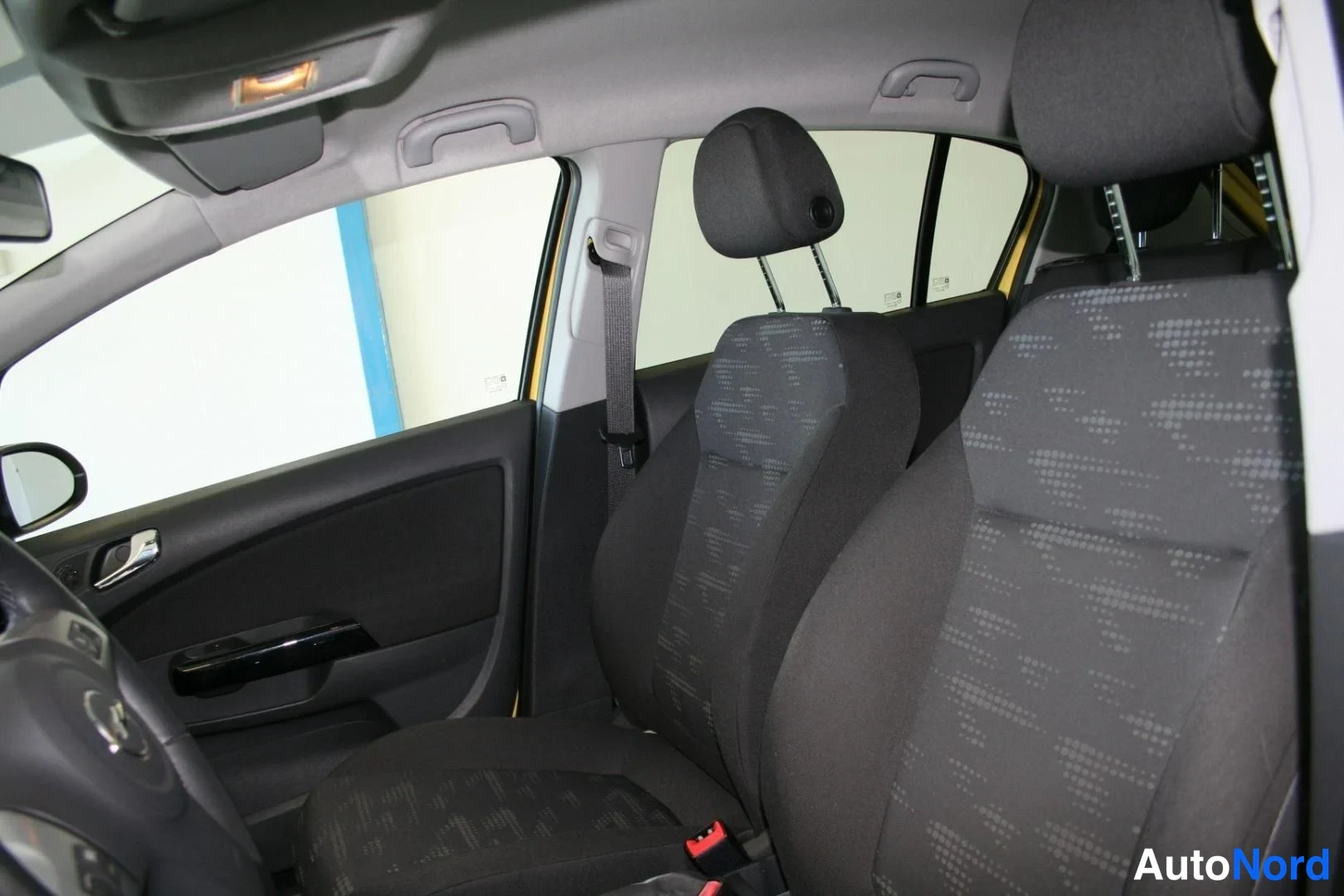 Gul Opel Corsa 2011, framsäten, bild 9