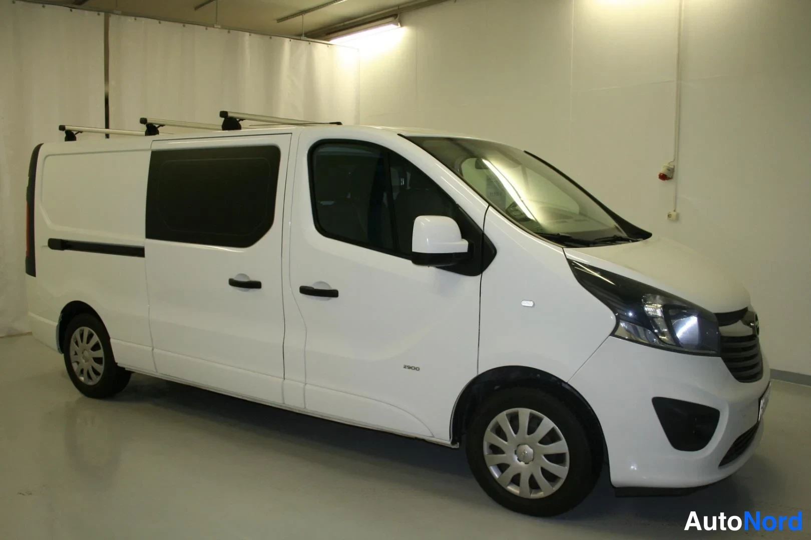 Vit Opel Vivaro 2017, snett framifrån, fronten åt höger, bild 2
