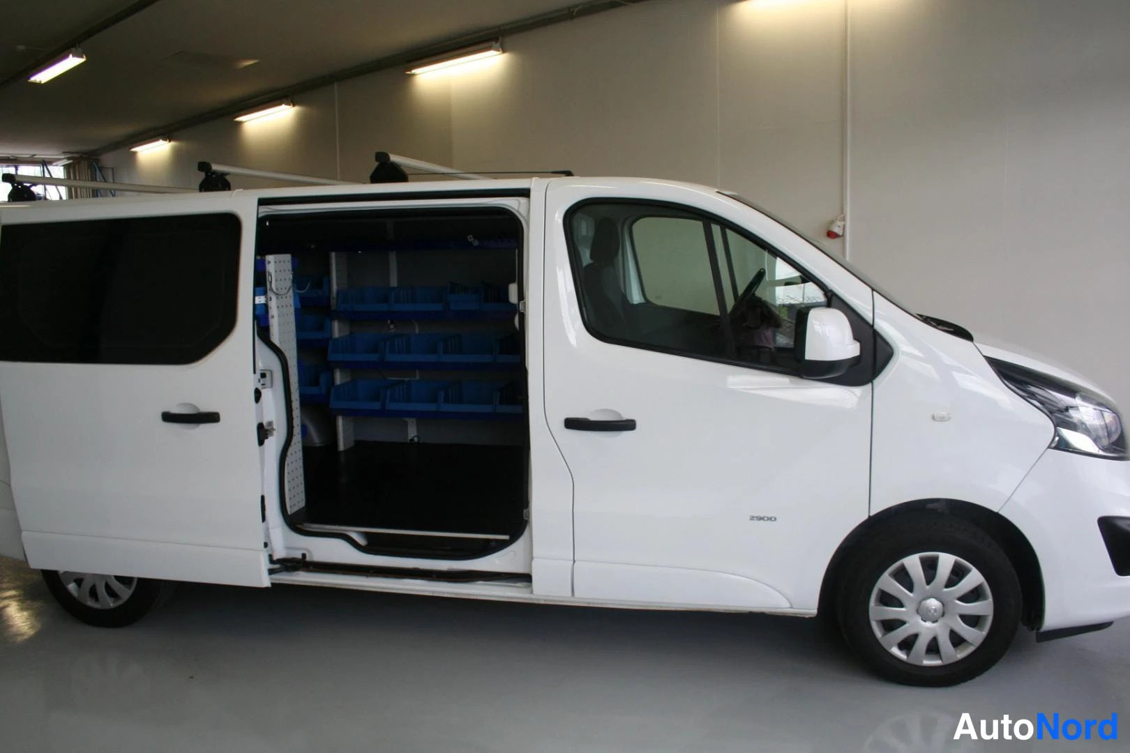 Vit Opel Vivaro 2017, snett framifrån, fronten åt höger, bild 3