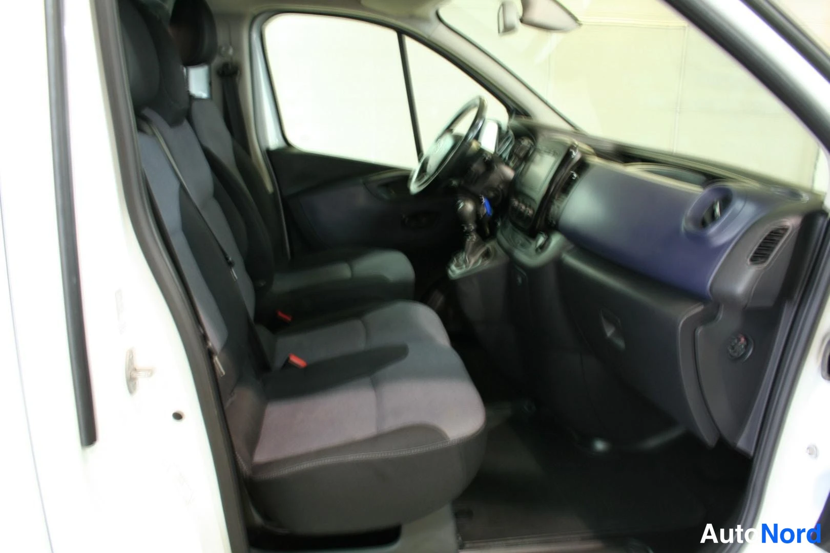 Vit Opel Vivaro 2017, framsäten, bild 9