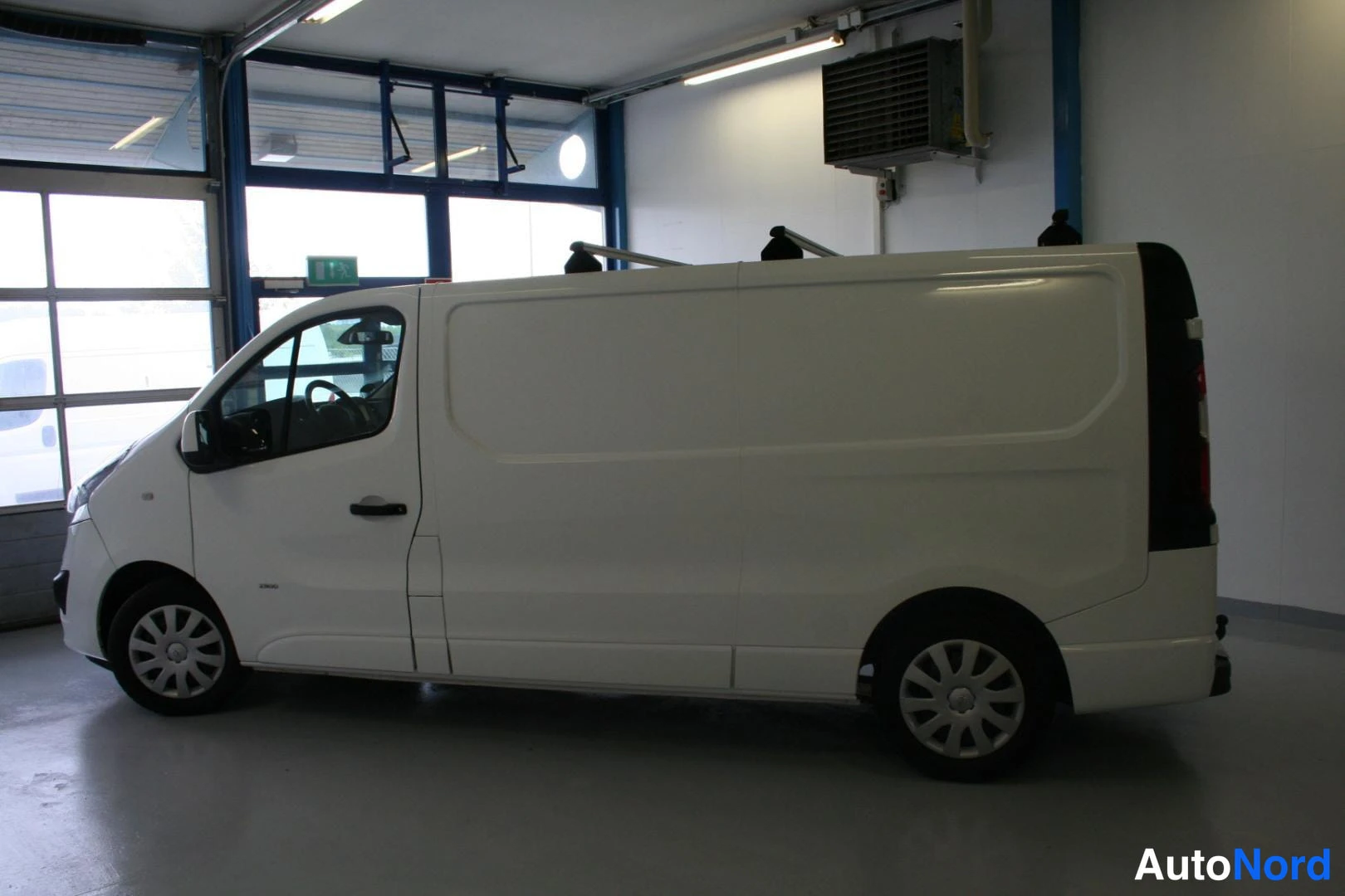 Vit Opel Vivaro 2017, bild 22