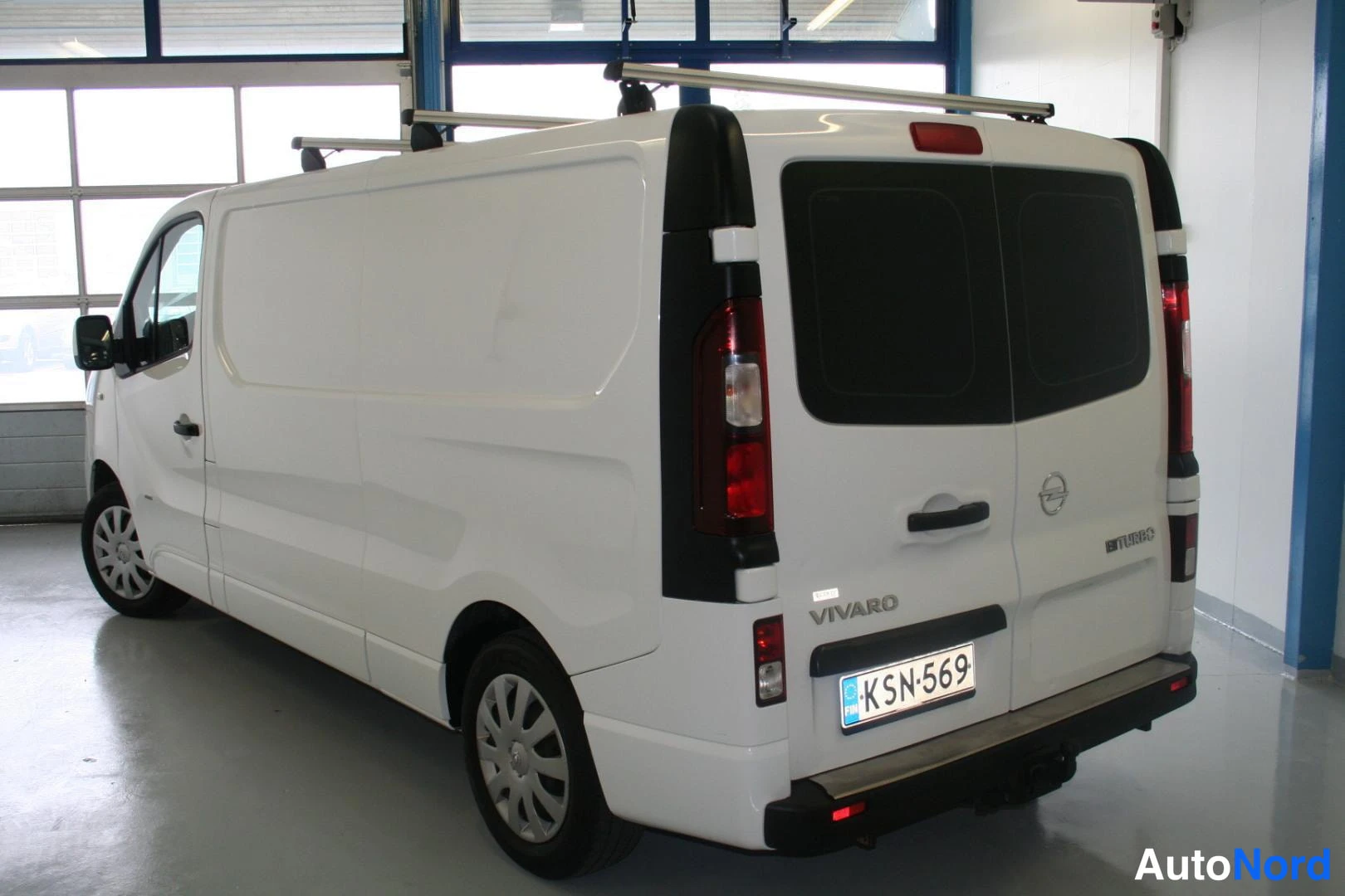 Vit Opel Vivaro 2017, snett bakifrån, bild 4