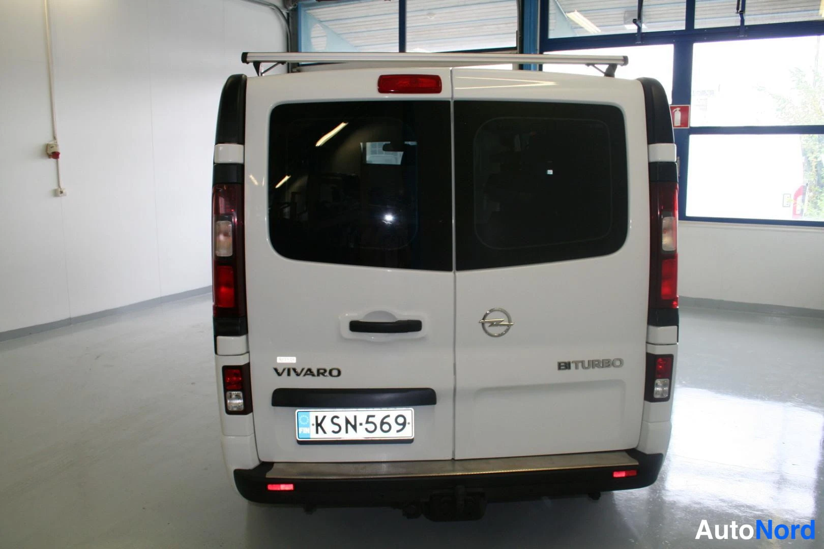 Vit Opel Vivaro 2017, bakifrån, bild 5