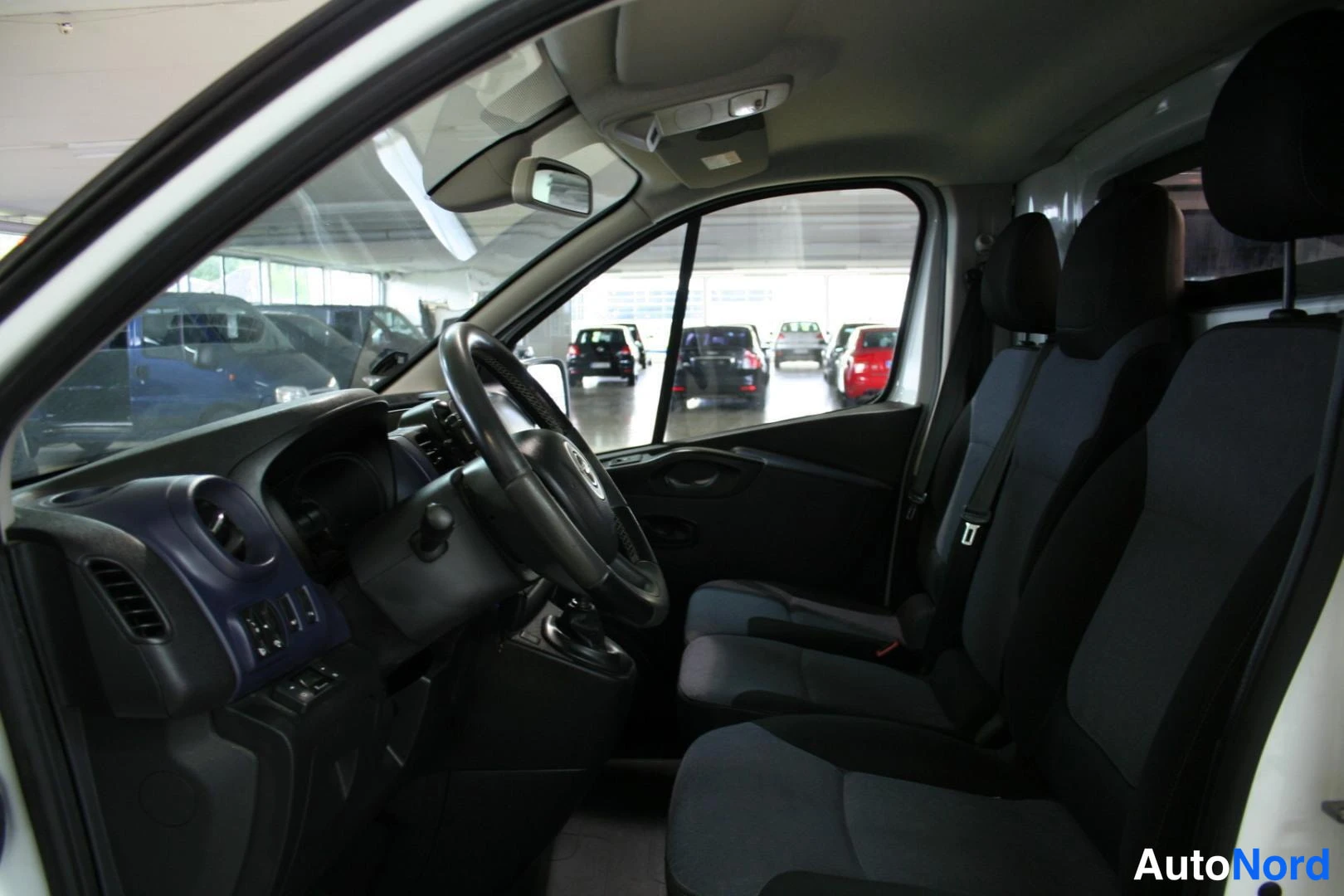Vit Opel Vivaro 2017, förarplats, bild 6