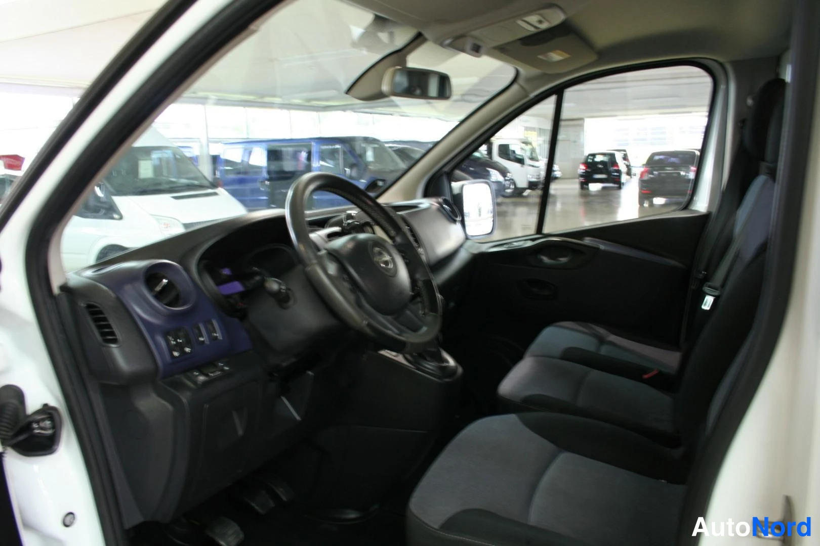 Vit Opel Vivaro 2017, förarplats, bild 7