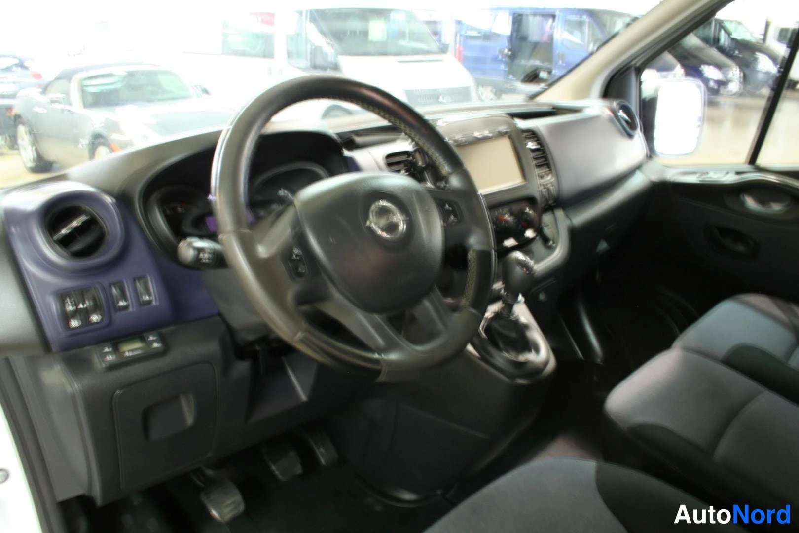 Vit Opel Vivaro 2017, förarplats, bild 8