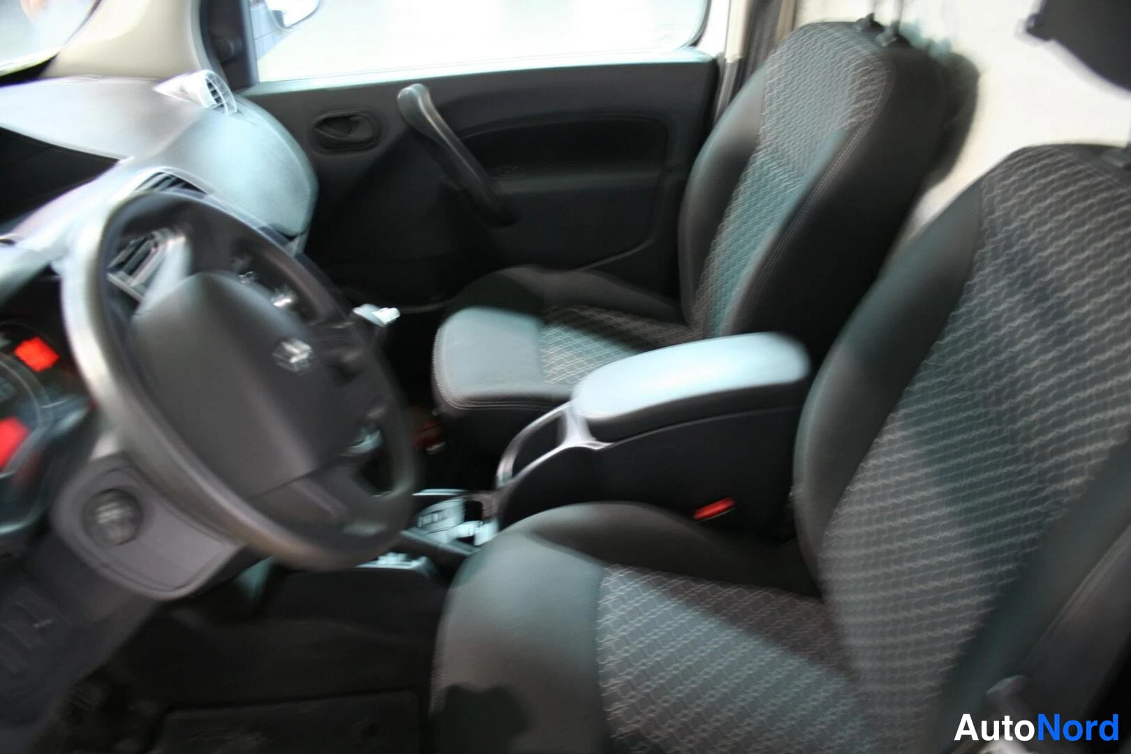 Valkoinen Renault Kangoo Express 2016, etuistuimet, kuva 8
