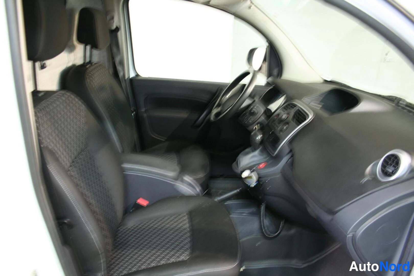 Valkoinen Renault Kangoo Express 2016, etuistuimet, kuva 9