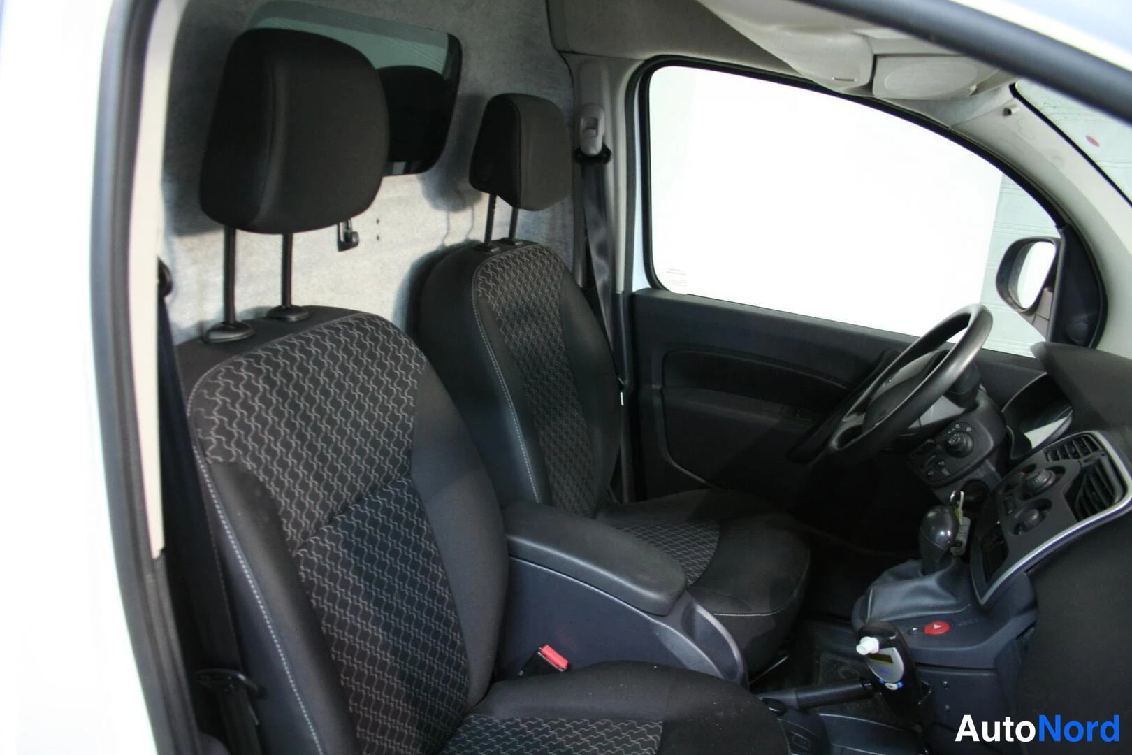 Valkoinen Renault Kangoo Express 2016, etuistuimet, kuva 10
