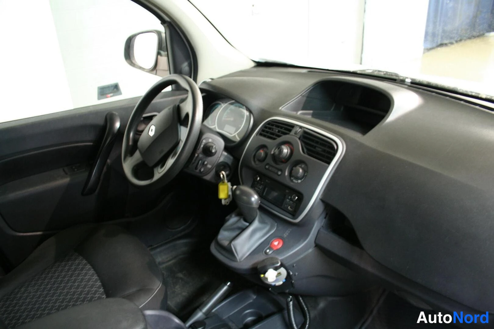 Valkoinen Renault Kangoo Express 2016, ohjaamo, kuva 7