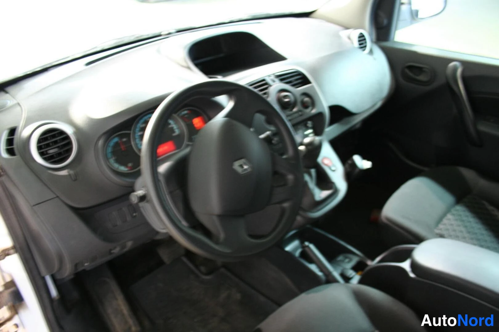 Valkoinen Renault Kangoo Express 2016, ohjaamo, kuva 6