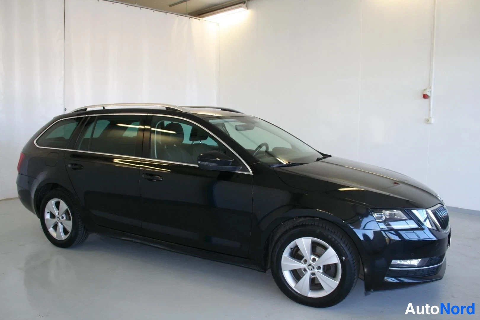Musta Skoda Octavia 2021, etuviisto, keula oikealle, kuva 3