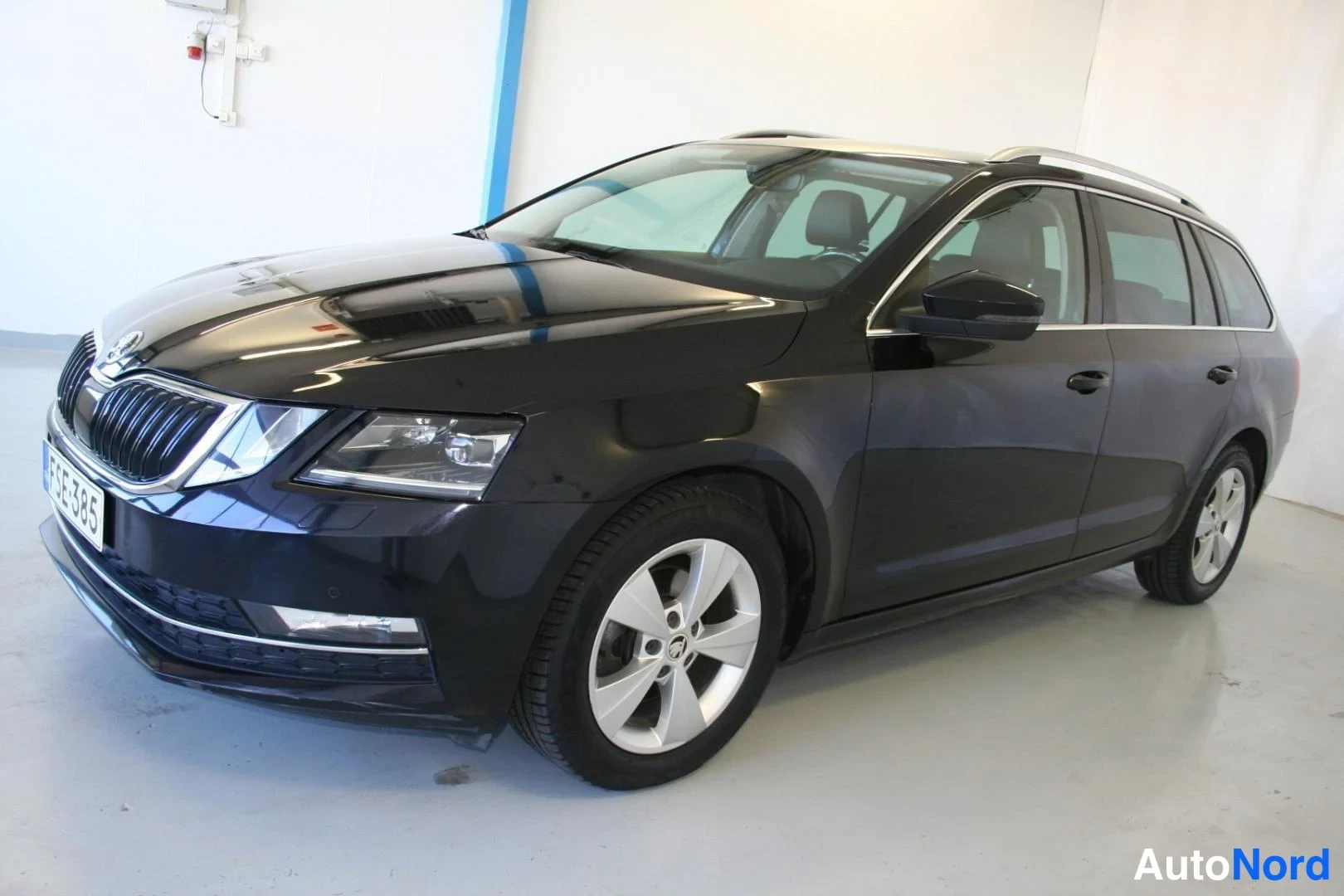 Musta Skoda Octavia 2021, etuviisto, keula vasemmalle, kuva 2