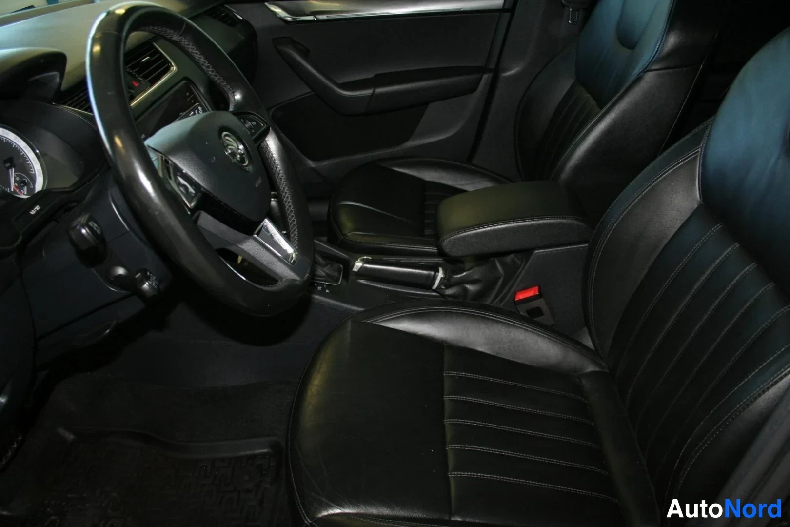 Musta Skoda Octavia 2021, ohjaamo, kuva 10