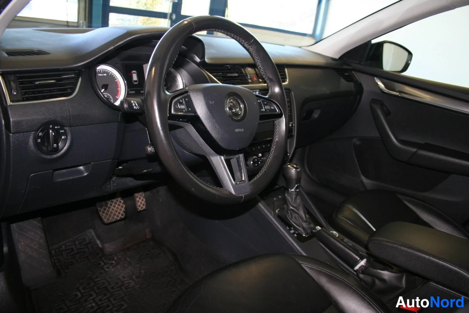 Musta Skoda Octavia 2021, ohjaamo, kuva 11
