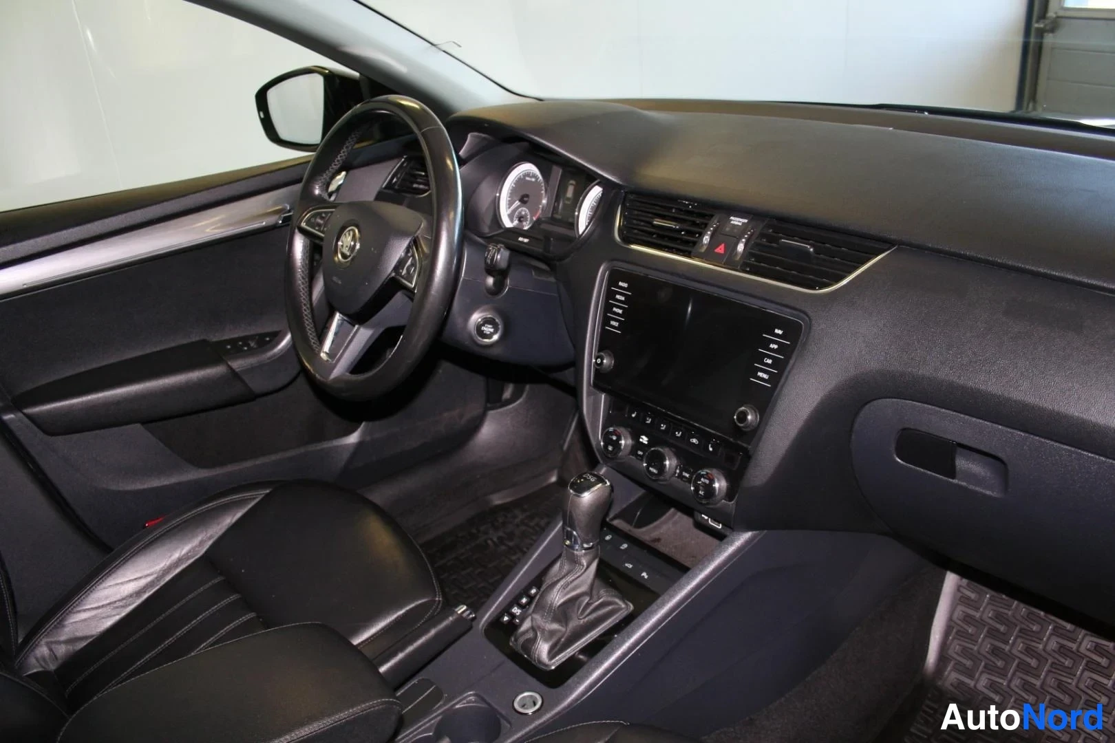 Musta Skoda Octavia 2021, ohjaamo, kuva 12