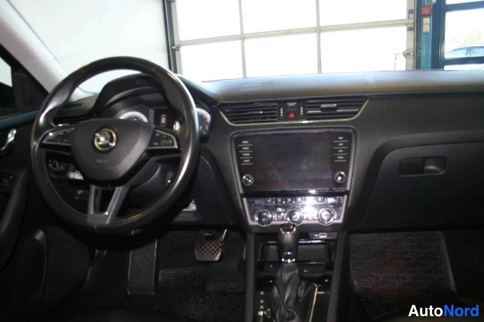 Musta Skoda Octavia 2021, ohjaamo, kuva 13