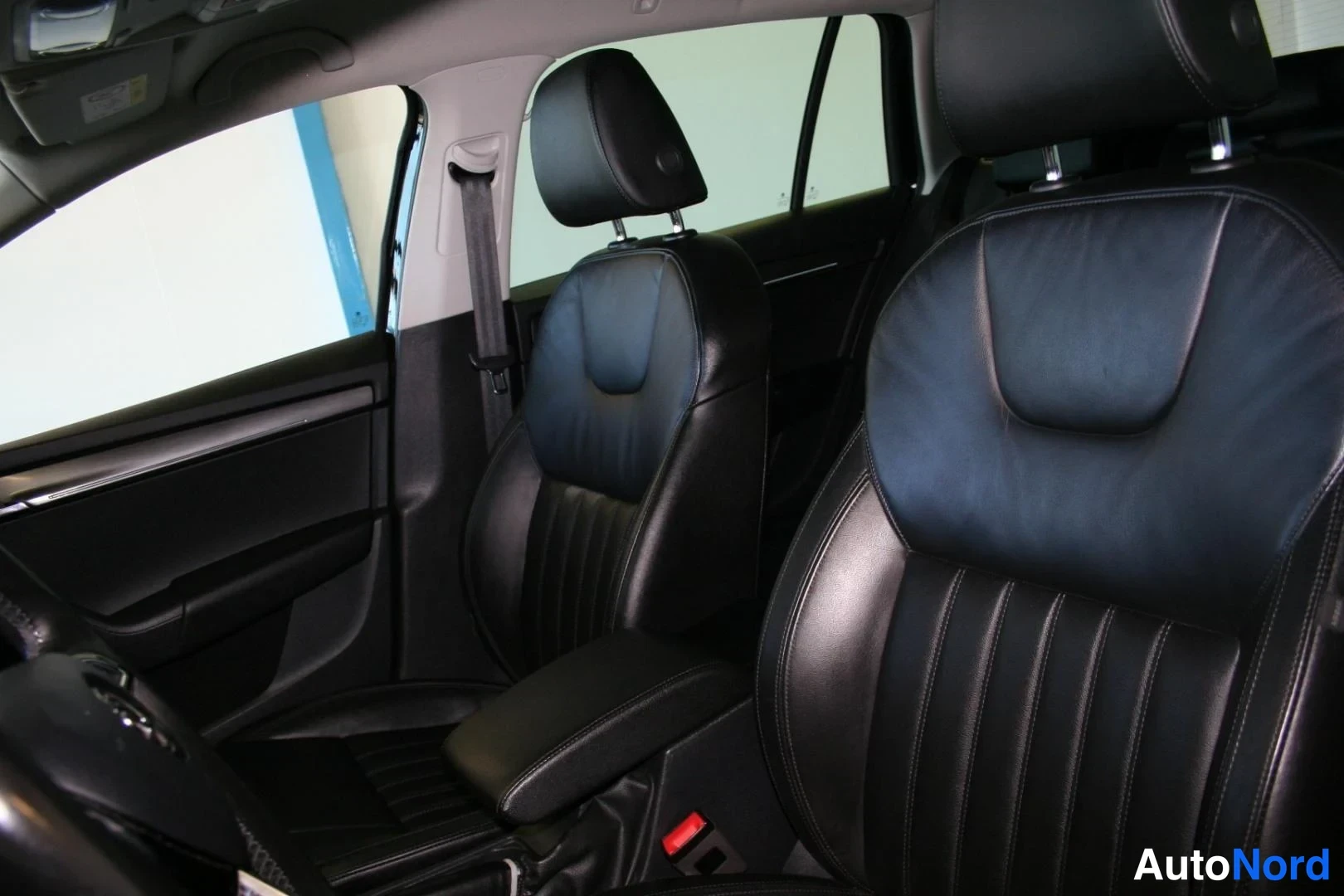 Musta Skoda Octavia 2021, etuistuimet, kuva 14