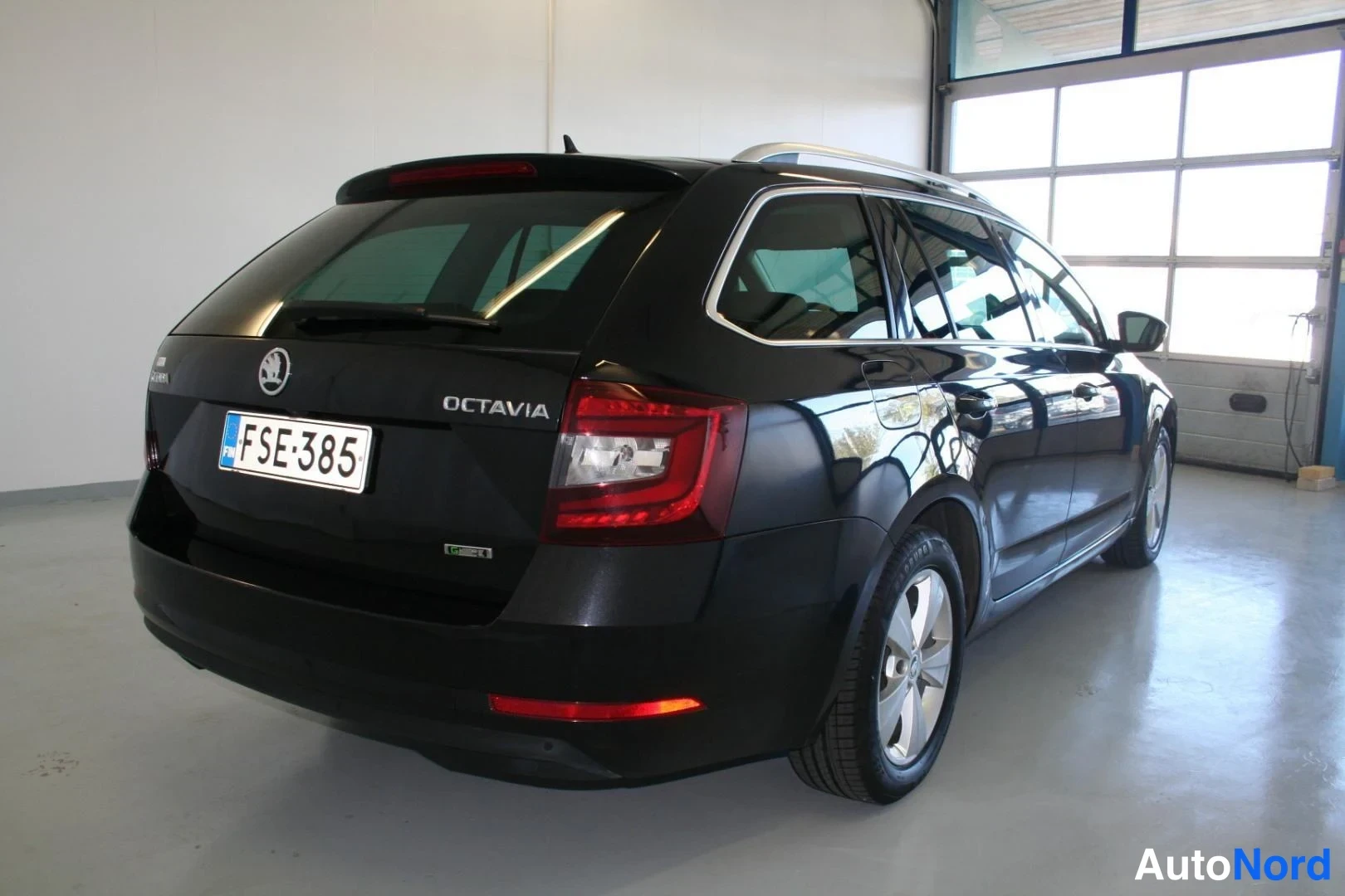 Musta Skoda Octavia 2021, takaviisto, kuva 5