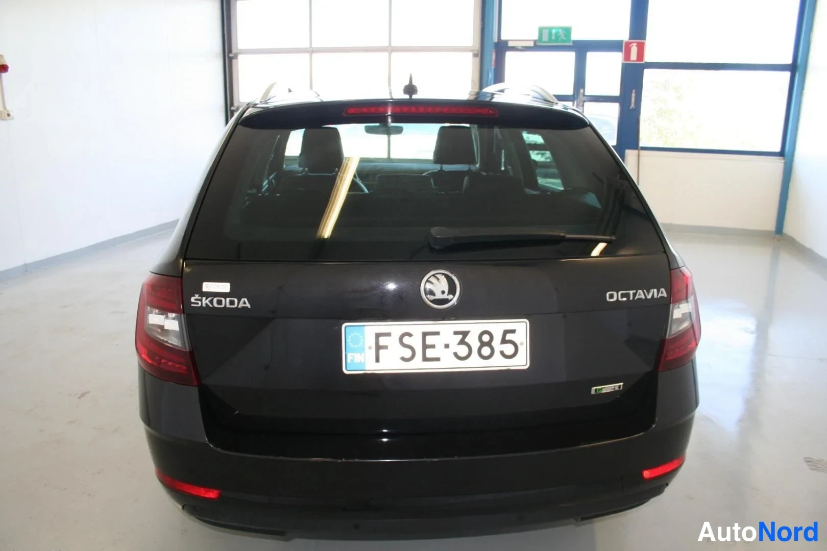 Musta Skoda Octavia 2021, takaa, kuva 7