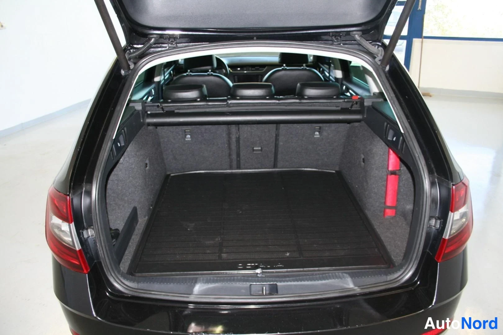 Musta Skoda Octavia 2021, tavaratila, kuva 17