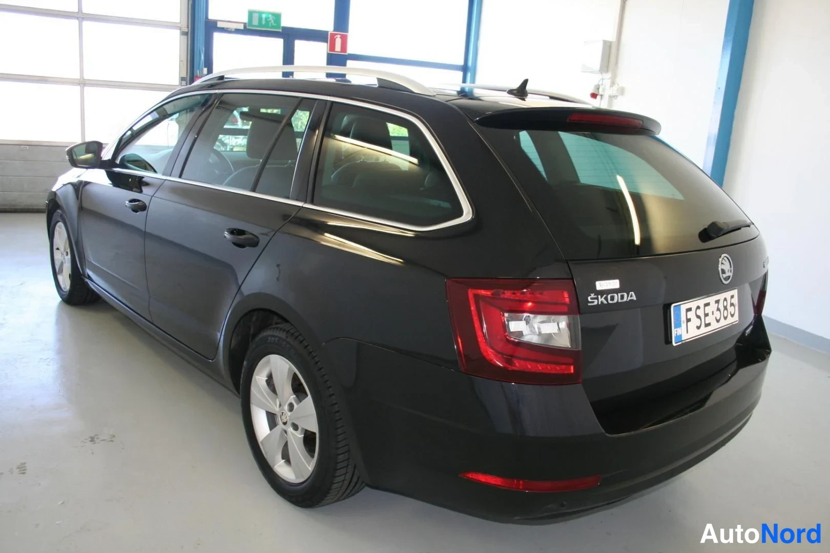 Musta Skoda Octavia 2021, takaviisto, kuva 6