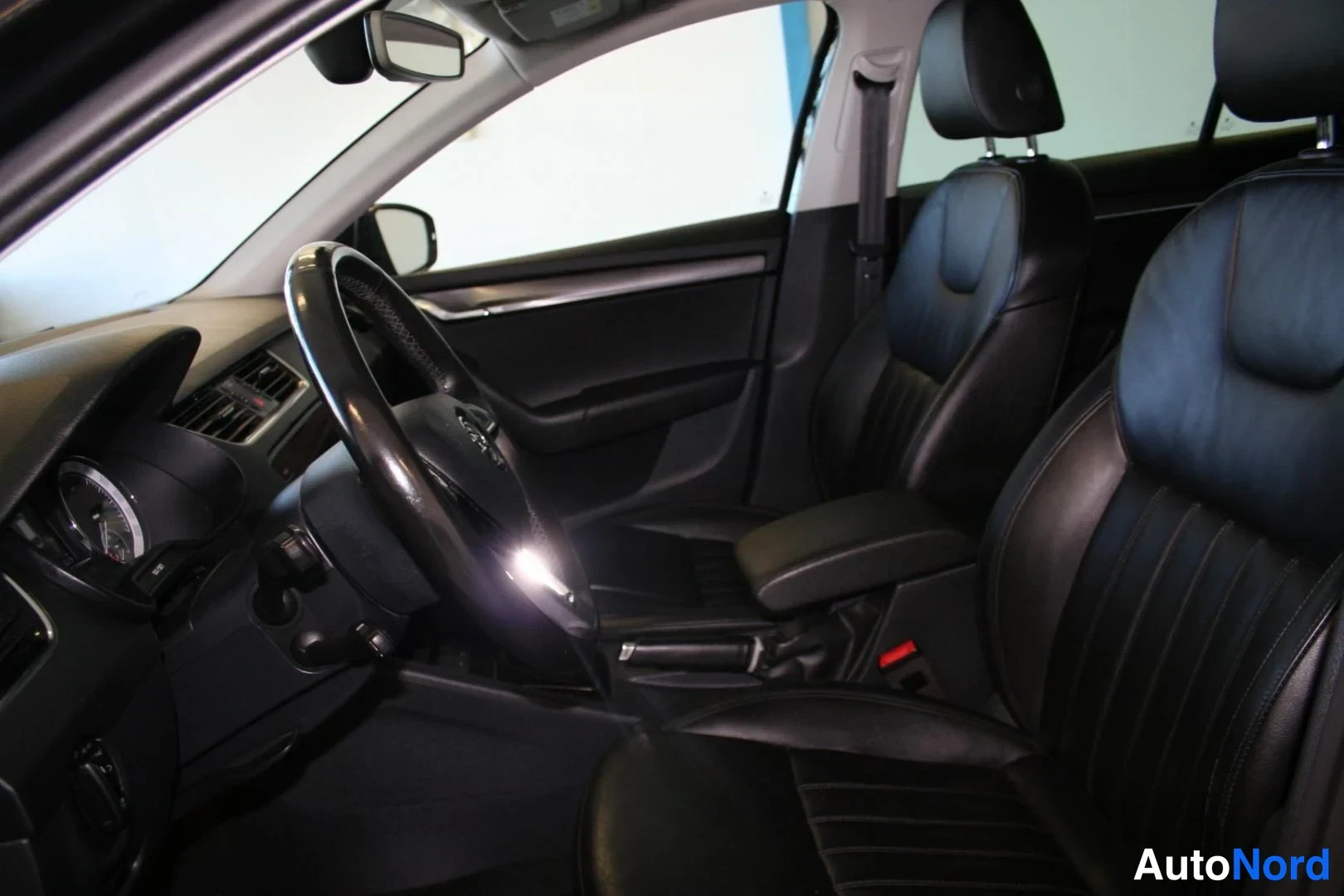 Musta Skoda Octavia 2021, ohjaamo, kuva 8
